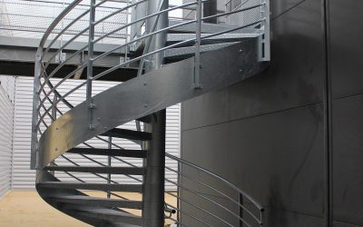 Fabriquer un escalier métallique pour un ponton sur site professionnel de Fos-sur-Mer