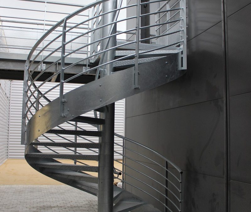 Fabriquer un escalier métallique pour un ponton sur site professionnel de Fos-sur-Mer