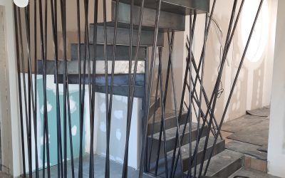Création d’un escalier intérieur en acier suspendu à Istres